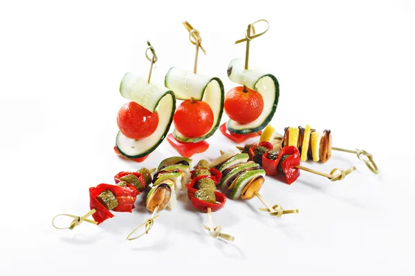 Bonito conjunto de canapés para una persona con verduras, queso, frutas, bayas, salami, mariscos, carne y decoración sobre fondo blanco estudio aislado con espacio para plantilla de texto —  Fotos de Stock