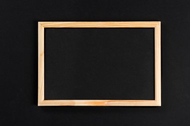 Yatay ahşap fotoğraf çerçevesi ile gerçek gölgeler izole siyah arka plan üzerinde siyah alan