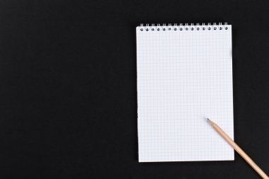 Ofis siyah Masası üzerinde kalem ile boş not etmek. Şablon.