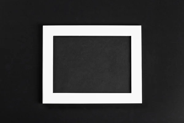 Οριζόντια λευκή κορνίζα με μαύρο πεδίο σε μαύρο φόντο, απομονωμένη με πραγματική σκιές — Φωτογραφία Αρχείου