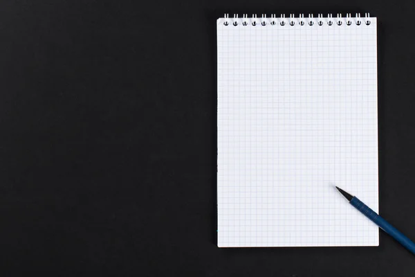 Blocco note bianco con matita su tavolo nero ufficio. modello . — Foto Stock