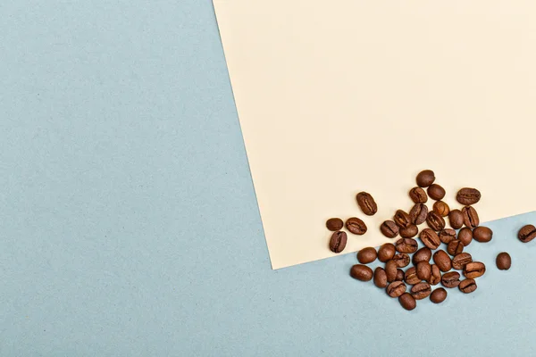 Modelo Mock-up com branco vazio A4 folha cor papel textura. Grãos de café no papel. Manhã criativa. Café da manhã do designer . — Fotografia de Stock