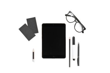 marka kimliğini beyaz arka plan üzerinde grafik tasarımcıları içerir için kart, gözlük, marker, kalem, kurşun kalem, cep telefonu kadar sahte