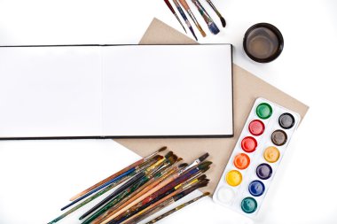 Masaüstü işyeri tasarımcı, sanatçı, ressam üstten görünüm. reklam modern eğilim şablonu. Mockup, düzen, broşür için şablon, metin için afiş yer. Yaratıcı karışıklık.