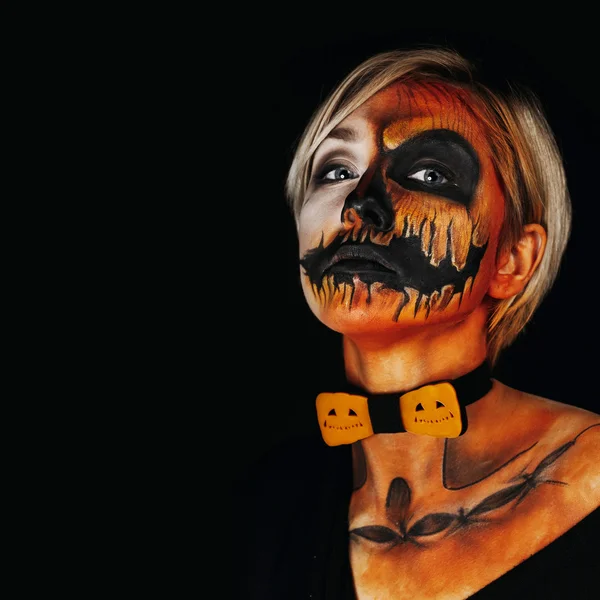 Ritratto di Halloween della ragazza zucca corpo arte con papillon zucca su sfondo nero. Vernice vera e propria grasso e trucco viso arte. Quadrato foto — Foto Stock