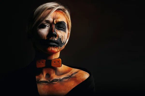 Halloween portret ciało dziewczyny sztuka dyni z dyni bowtie na czarnym tle. Prawdziwe szminki i oblicze sztuki makijażu — Zdjęcie stockowe