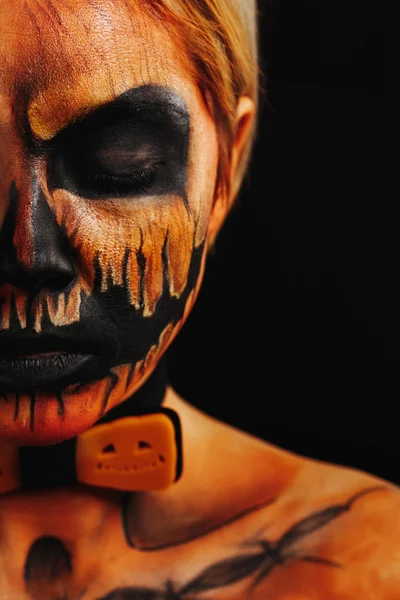 Halloween Porträt von Body Art Kürbis close eyes Mädchen mit Kürbis Fliege auf schwarzem Hintergrund. echtes Schmiermittel und Make-up für das Gesicht. Halbgesicht. Modernes Kostüm — Stockfoto