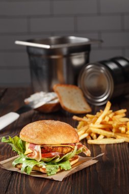 lezzetli tavuk burger patates kızartması mutfak ahşap tablo ile. lokanta şablonu. sağlıksız yiyecek