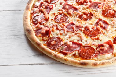 Güzel taze pizza jambon salam sosis ile ahşap t görev yaptı.