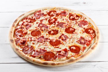 Güzel taze pizza jambon salam sosis ile ahşap t görev yaptı.