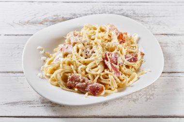 Taze ve güzel fettuccine carbonara ahşap pastırma ile ta