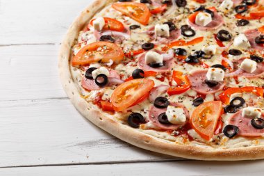 Tahta masada servis edilen lezzetli taze pizza.