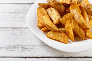 kızarmış patates dilimleri cips ahşap tablo