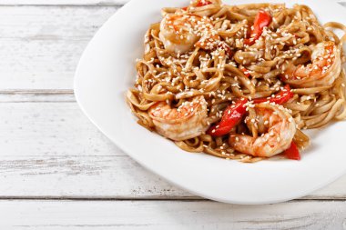 Deniz ürünleri karides ahşap masa üzerinde udon erişte kızarmış. Pad tha