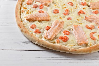 somon ve karides yüce pizza tahta masaya servis. Se
