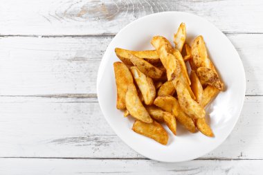 kızarmış patates dilimleri cips ahşap tablo