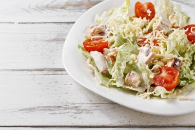 Sezar salatası tavuk, kruton, bıldırcın yumurtası ve kiraz tomat