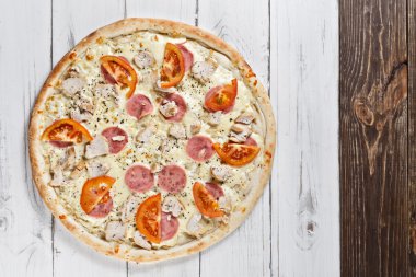 supreme asssorti classic pizza with cheese, tomato, ham, chicken