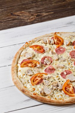 supreme asssorti classic pizza with cheese, tomato, ham, chicken