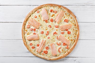 somon ve karides yüce pizza tahta masaya servis. Se
