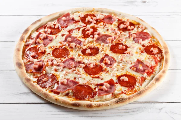 美味的新鲜披萨香肠火腿香肠送达木 t — 图库照片