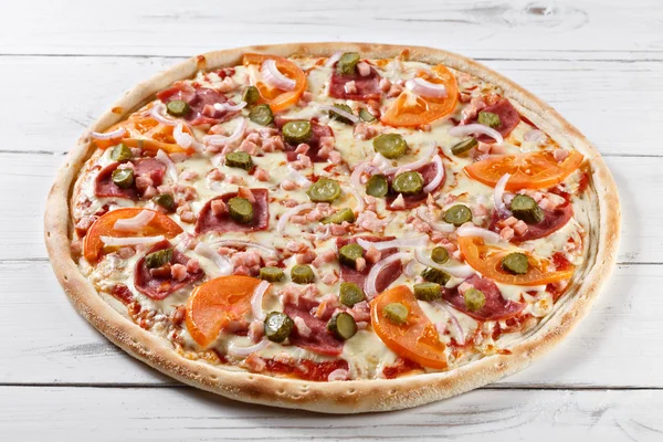 Ízletes friss pizza sonka és szolgált a fa tabl uborka — Stock Fotó