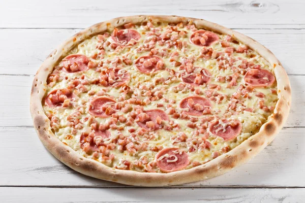 Deliciosa salchicha de jamón de pizza fresca y queso servido en madera ta — Foto de Stock