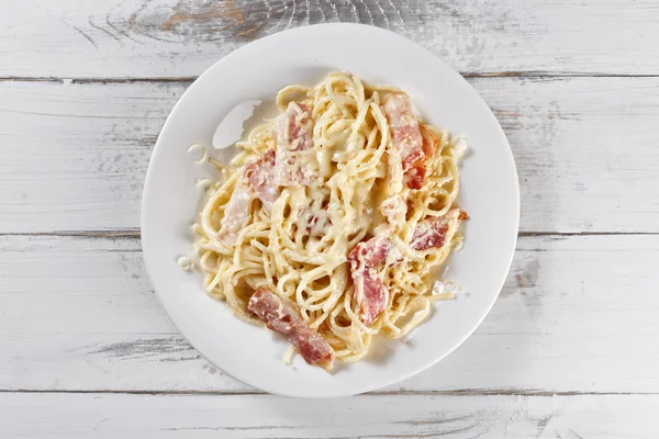 Carbonara fettuccine fresca y hermosa con tocino en ta de madera — Foto de Stock