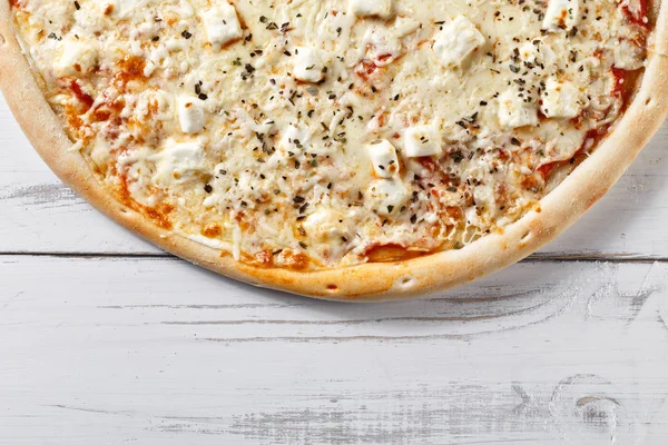 Deliciosa pizza de cuatro quesos servida sobre mesa de madera. quattro formagio — Foto de Stock