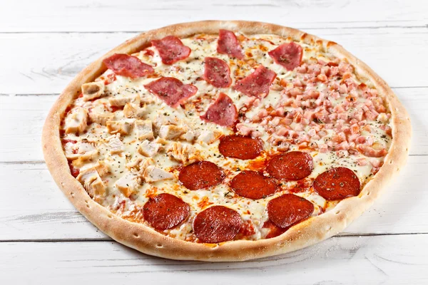 与不同种类的肉美味 1 4 在新鲜的比萨送达 — 图库照片