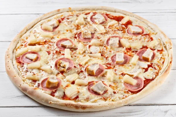 Deliciosa pizza chikita fresca con pollo y piña servida — Foto de Stock