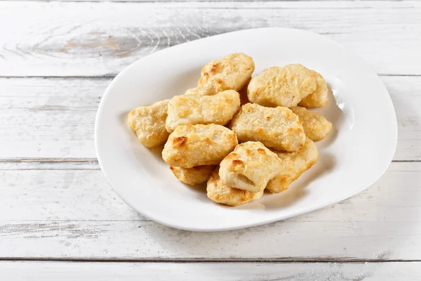 Naggets de galinha. pepitas fritas fatias de frango na mesa de madeira — Fotografia de Stock