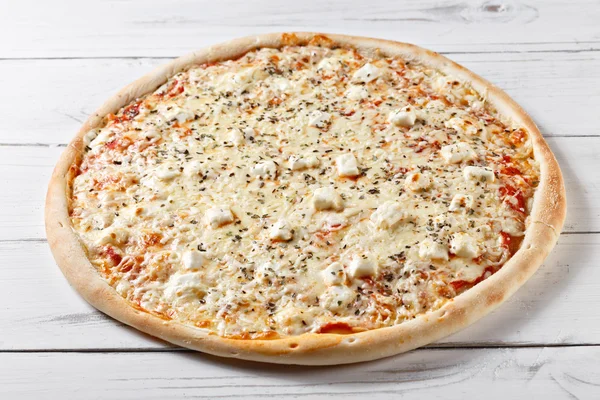 Güzel dört peynir pizza tahta masaya servis. Quattro için