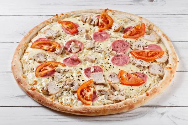 Suprema pizza clásica asssorti con queso, tomate, jamón, pollo — Foto de Stock