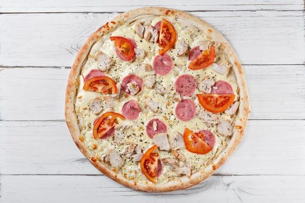 Suprema pizza clásica asssorti con queso, tomate, jamón, pollo — Foto de Stock