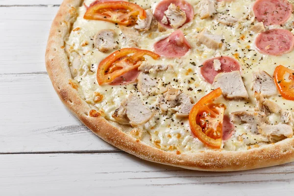 Suprema pizza clásica asssorti con queso, tomate, jamón, pollo — Foto de Stock