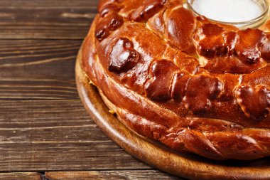 Rus düğün ahşap masa somun yakın çekim yuvarlak. Bre düğün