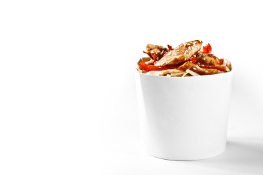 Lezzetli wok tavuk ve udon erişte kutusu. Çin ve asi