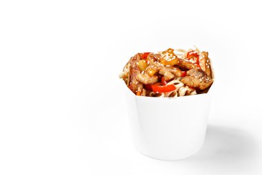 Lezzetli wok domuz eti ve udon erişte kutusu. Çin ve Asya 