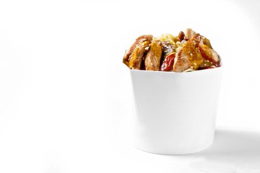 Lezzetli wok tatlı sos Tavuk ve udon erişte kutusu. Chi