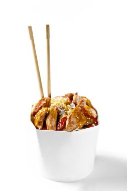Tatlı sos Tavuk ve udon ile lezzetli wok erişte kutusu