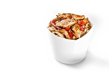 Lezzetli wok tavuk ve udon erişte kutusu. Çin ve asi