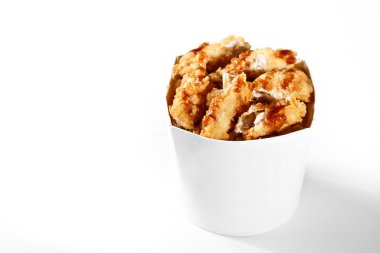 Lezzetli wok tempura tavuk ve udon erişte kutusu. Çince