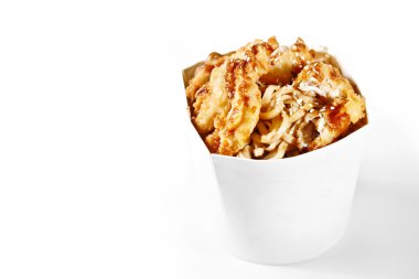 Lezzetli wok tempura tavuk ve udon erişte kutusu. Çince