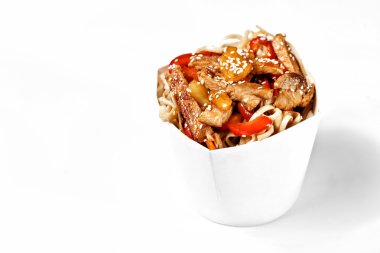 Lezzetli wok domuz eti ve udon erişte kutusu. Çin ve Asya 