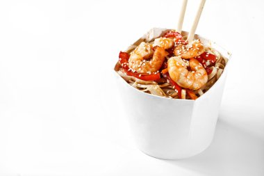 Karides ve udon cho ile lezzetli deniz ürünleri 