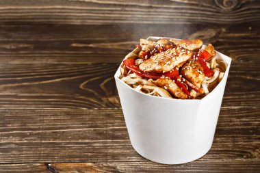 Udon ve tavuk lezzetli wok erişte kutusu kapsayıcıyla woo