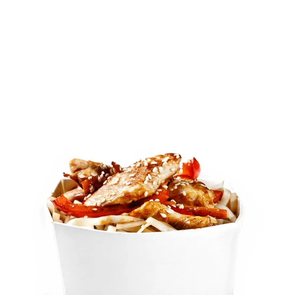 Deliziosa scatola di spaghetti wok con pollo e udon. Cinese e asi — Foto Stock