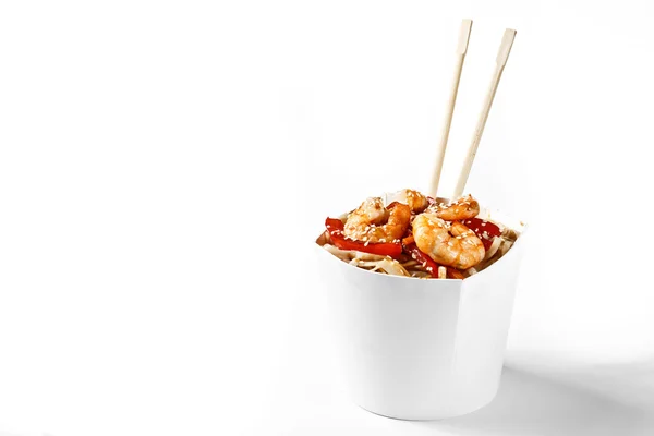 Deliciosa caja de fideos wok mariscos con camarones y udon con cho —  Fotos de Stock