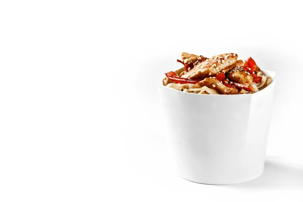닭고기와 우동 맛 있는 냄비 국수 상자입니다. 중국어 및 asi — 스톡 사진